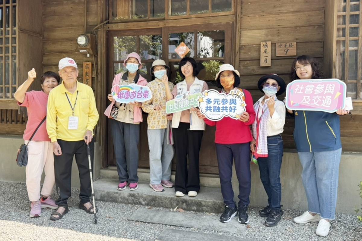 臺東縣政府推出「揪團遊臺東」活動，提供縣府復康巴士免費預約使用，首發團今(26)日啟程參訪「蔣勳書房」。