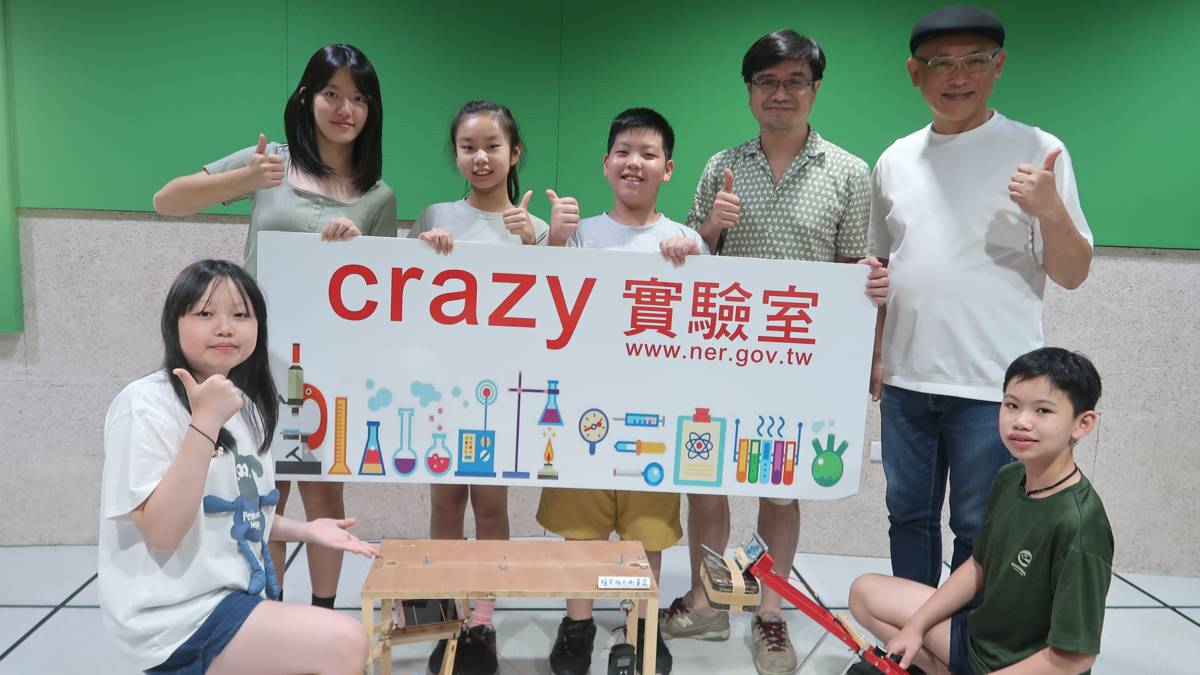 節目主持人(後排左一亮亮、右一K博士)和團隊師生及縮小版的手推車合影。