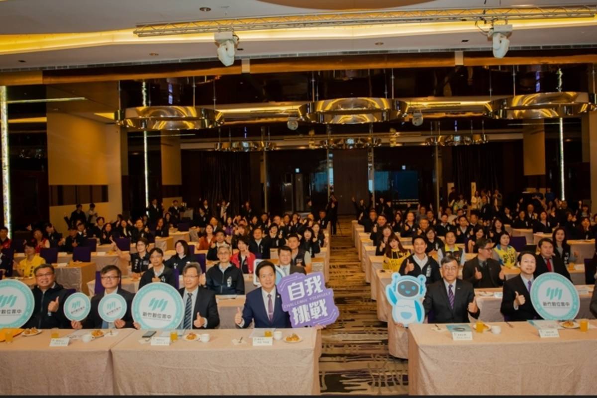 竹市數位實驗高中簽訂合作備忘錄，與會貴賓、各校校長及企業人士大合影。(新竹市政府提供)