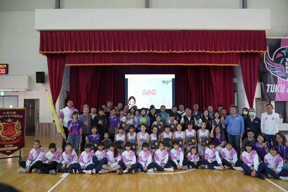 土庫國小女籃隊與縣府團隊合影（圖源：雲林縣政府）