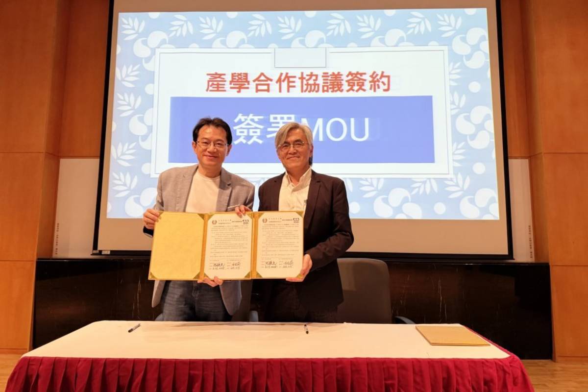 東森寵物雲總經理李頌齡（左）與弘光科技大學副校長張聰民（右），代表雙方共同簽署合作協議。（圖:弘光科大提供）