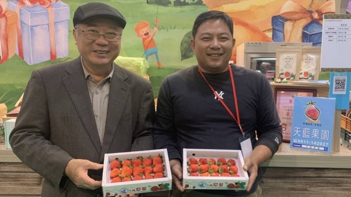 藍凱文(右)為了家人從中國返鄉接手草莓園(圖片來源：天藍果園提供)