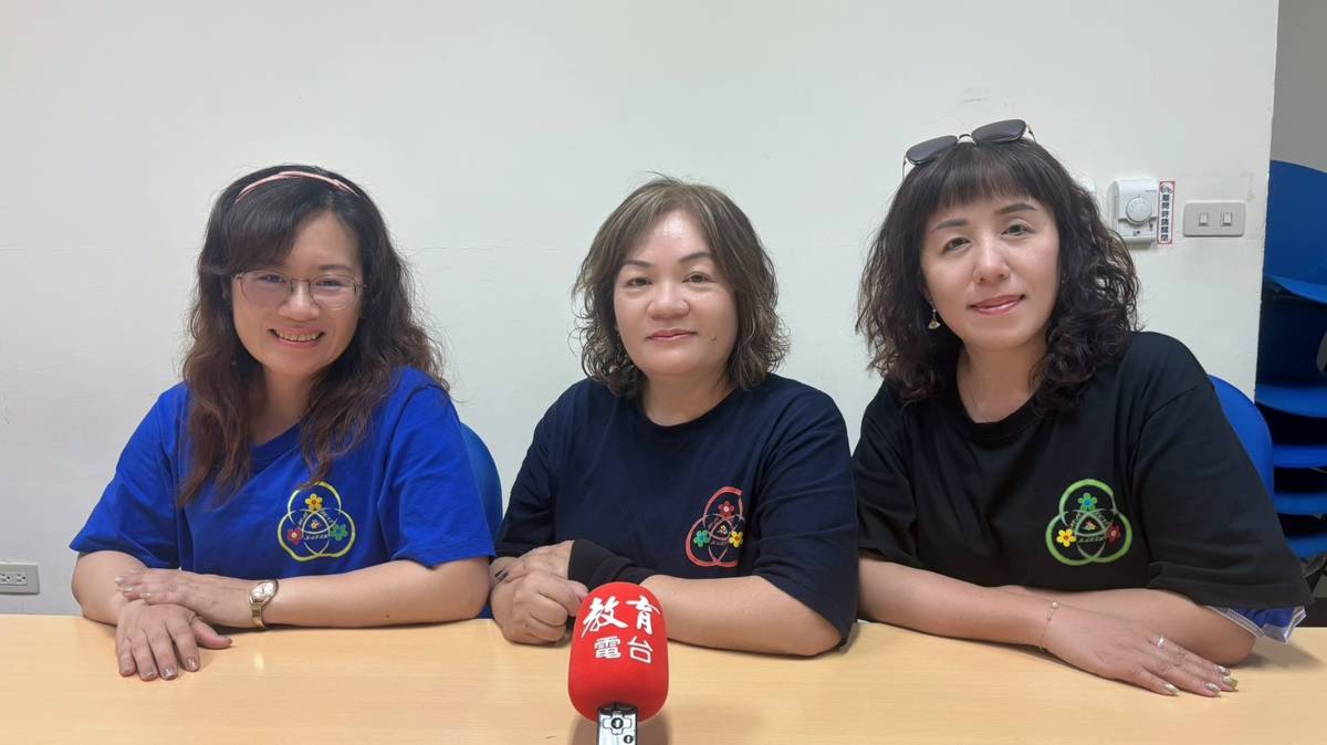 社區輔導員林秀蓁、鄭淑美、林惠茹(從右到左)分享據點多元課程豐富長輩生活
