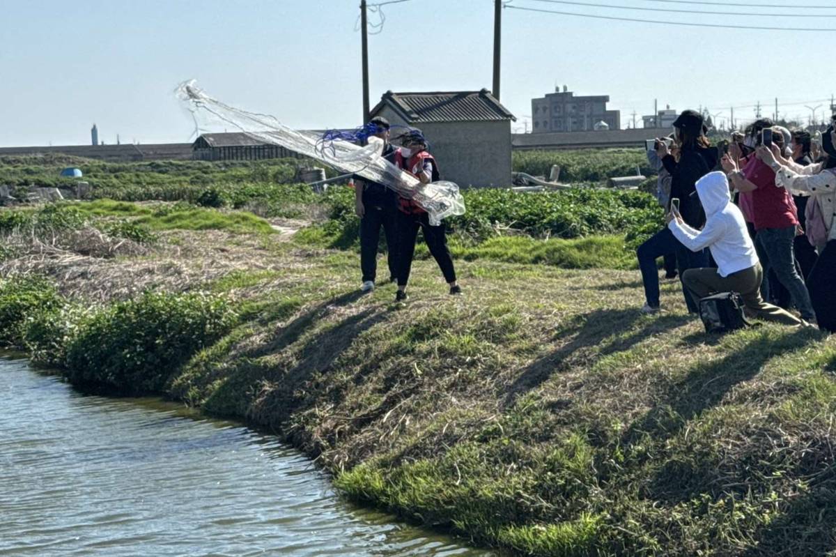 參訪人員在養殖場體驗撒網（圖源：雲林縣政府）