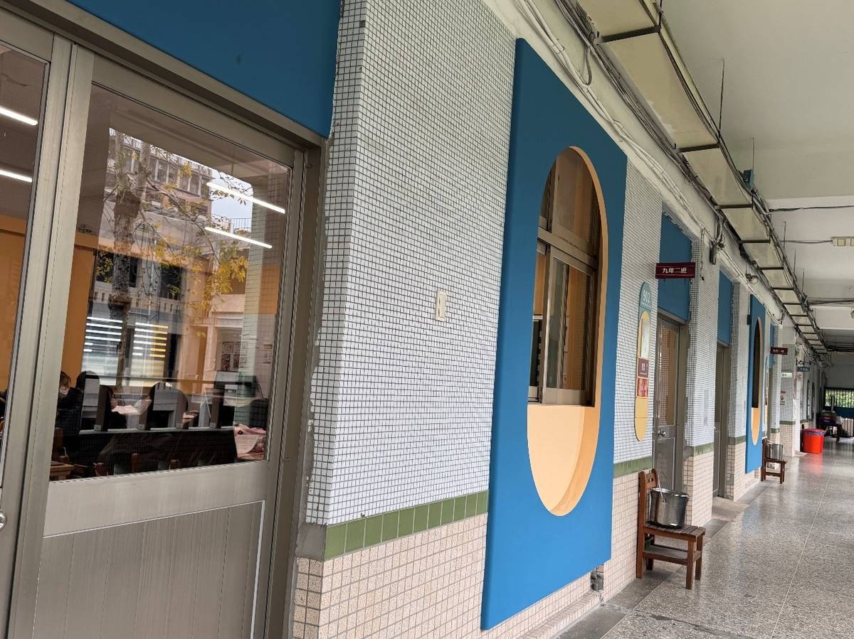 蘭州國中教室外的班級牌公佈欄及窗框設計融入美感教育