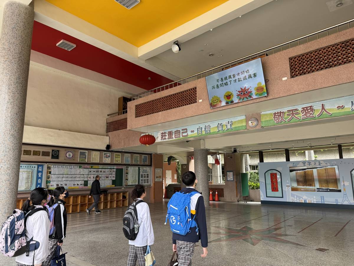 莊敬國小為營造正向學習環境，在學校穿堂的大型電視牆上輪播正向格言