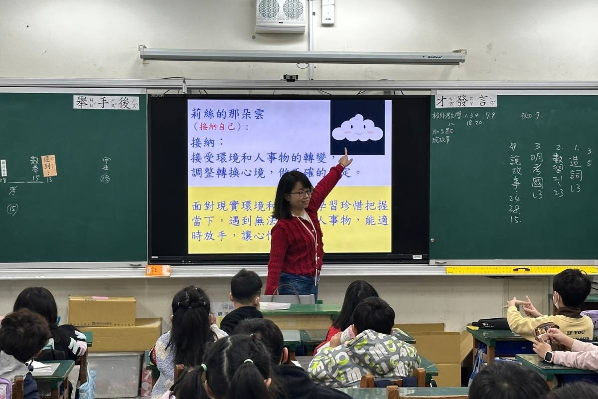 桃園莊敬國小推動生命教育課程，志工入班分享繪本故事