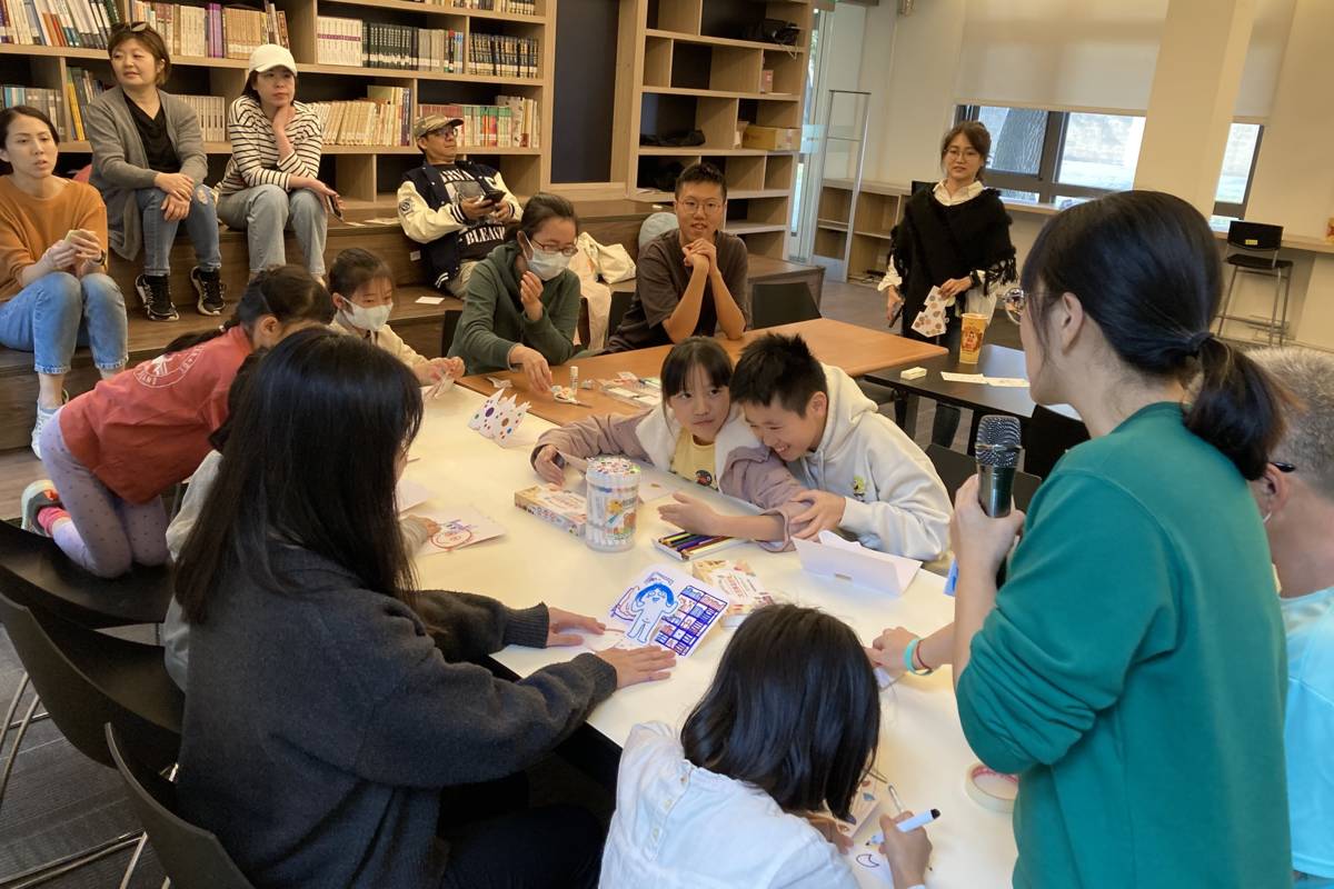 人權館第三季兒童人權主題教育活動於4月登場，搭配「人權繪本小小圖書館」的閱讀與闖關遊戲，邀請親子一同透過故事來認識兒童人權，圖為第二季活動現場照。(人權館提供)