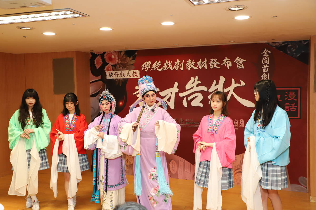 臺北傳統戲劇團攜鶯歌工商廣告設計科4位學生進行歌仔戲表演