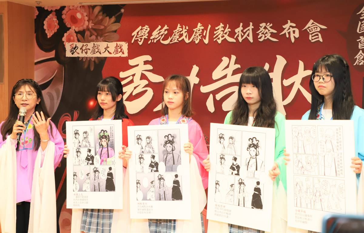 鶯歌工商指導老師高錦惠分享，透過「漫話傳藝」專題，師生合力將戲曲角色轉化為漫畫