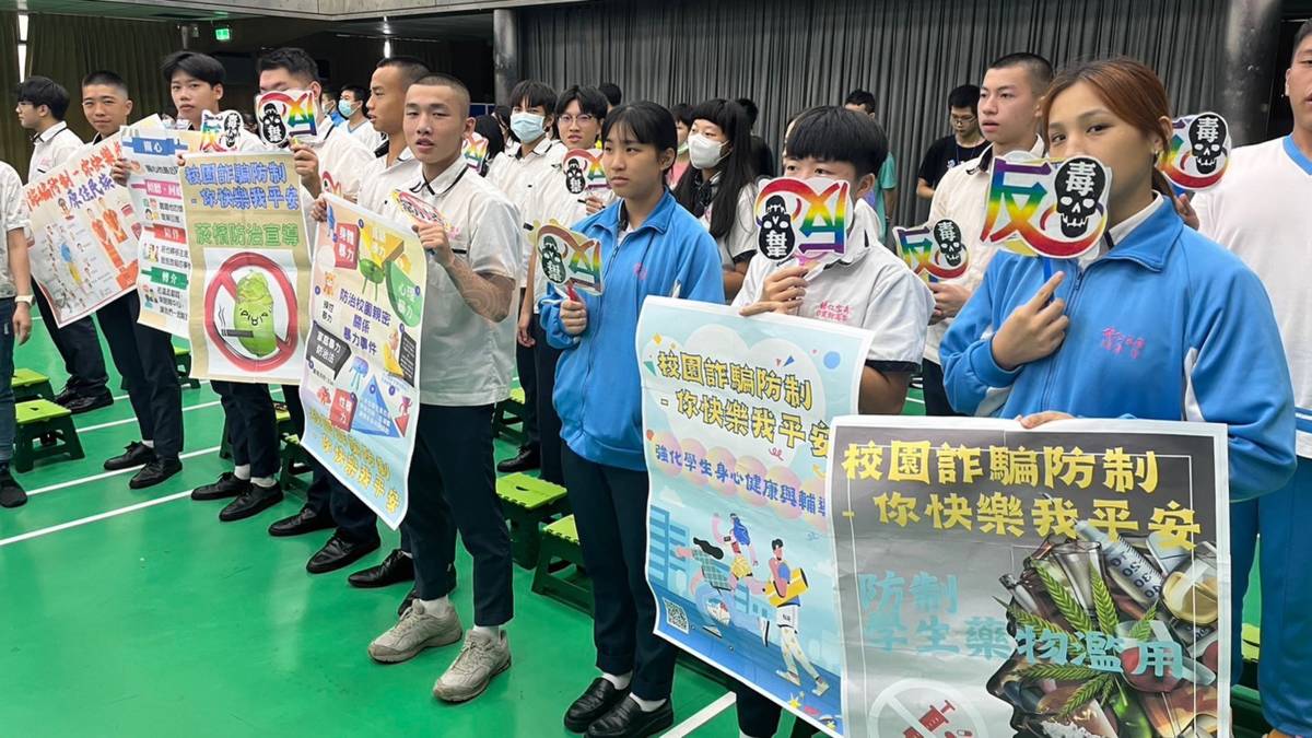 112學年度校園菸檳危害防制教育介入輔導計畫「網紅就是你」-高中組-佳作-週會宣導並展示各班級製作健康促進創意海報

新北市能仁家商以作品「青春無菸檳」獲得112學年度校園菸檳危害防制教育介入輔導計畫「網紅就是你」高中組的佳作。學校平時透過各類活動來全面推動健促計畫，更結合社區環境推動環境保護活動，讓學生能夠擁有健康良好的生活環境!。師生合力製作精彩的菸檳防制影片，結合不同世代的觀點，讓重要的健促觀念真正走入學生的生活!

採訪：新北市能仁家商謝儀美校長、影片指導羅梓瑜老師、廣告設計科三忠班生謝玫玉、餐飲科建教班三甲班生李星瑩、陳雅蓁
