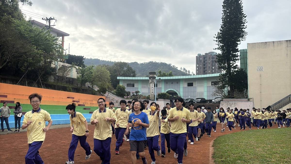 112 學年度「校園健康主播」佳作－臺北市立新民國民中學－每週三校長帶領師生晨跑全體體力提升