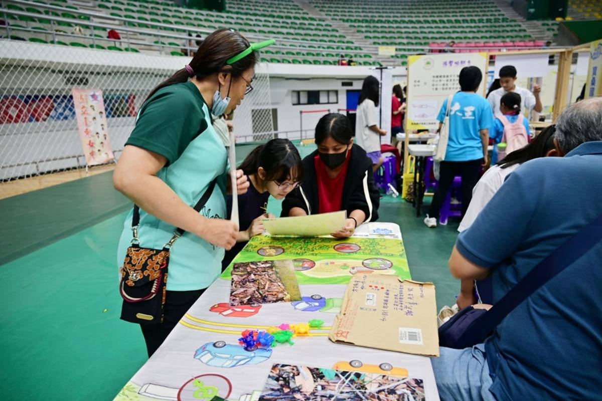 臺東縣政府於今(28)日起一連2天辦理「第65屆科學展覽會頒獎典禮暨科學嘉年華」，會場除展示6件進軍全國賽的科展作品，也設置90個趣味科學遊戲攤位。