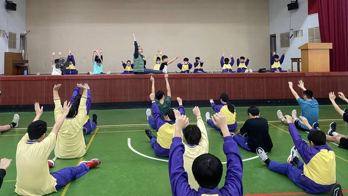 112 學年度「校園健康主播」佳作－臺北市立新民國民中學－師生一起做老師們特別設計的TABATA

臺北市立新民國民中學以《新民新聞－新民國中專訪》榮獲112學年度《校園健康主播》佳作。學校位處北投區，依山而建，透過踏查課程讓學生親近社區，認識自然環境。每週一二四的大下課時間，由老師們親自規劃 TABATA 運動，每週三早上，由校長親自帶領全校師生晨跑，達成 SH150+ 目標。學生也藉由運動分泌多巴胺正向改變，幫助紓解課業壓力，在升學與健康間取得平衡。學校的體適能成績逐年進步，展現新民國中對健康促進的用心與成果。

採訪：臺北市立新民國民中學陳怡雲校長、李育瑄體育組長、畢業校友許晉豪同學
