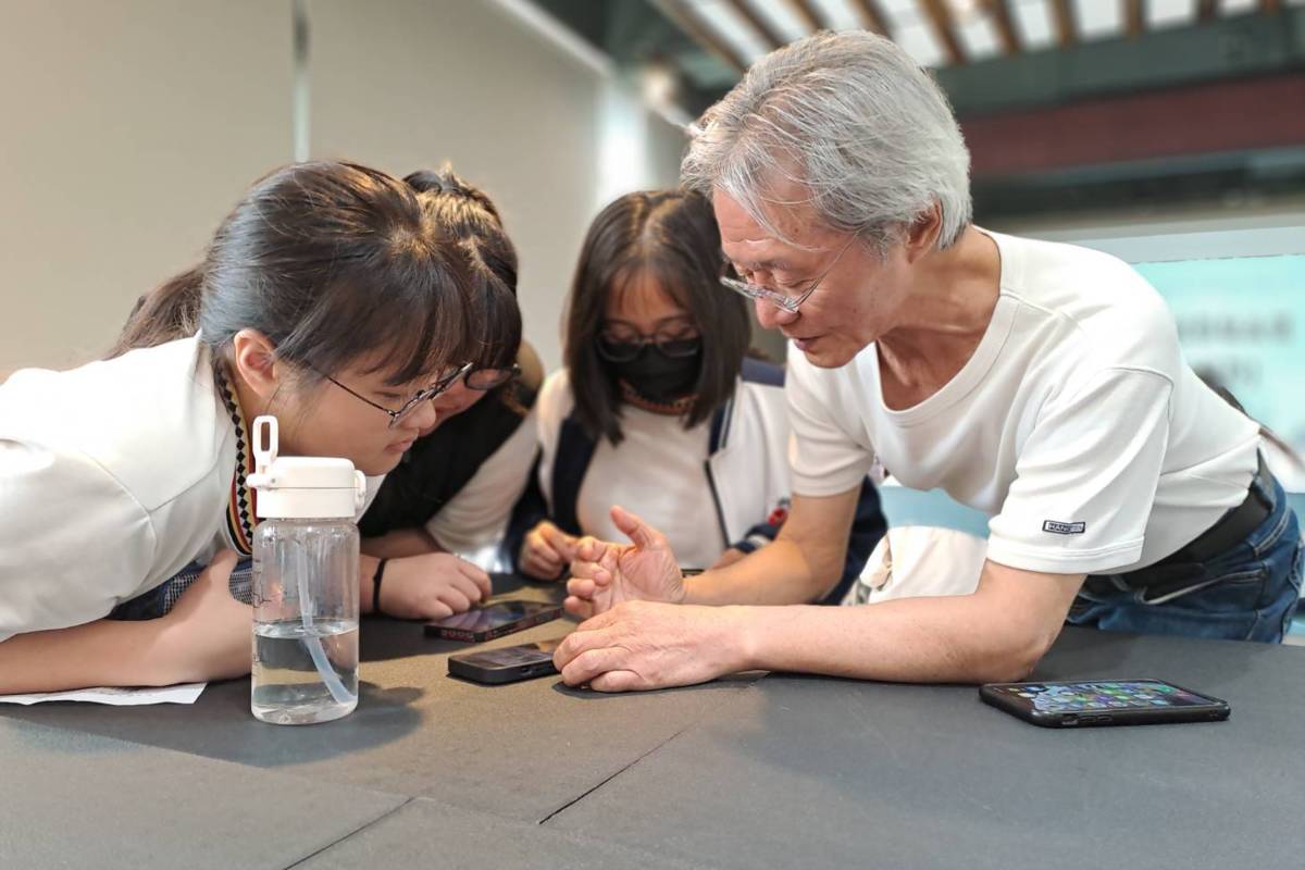 作家路寒袖走出課本，走進偏鄉和平國中與學子面對面