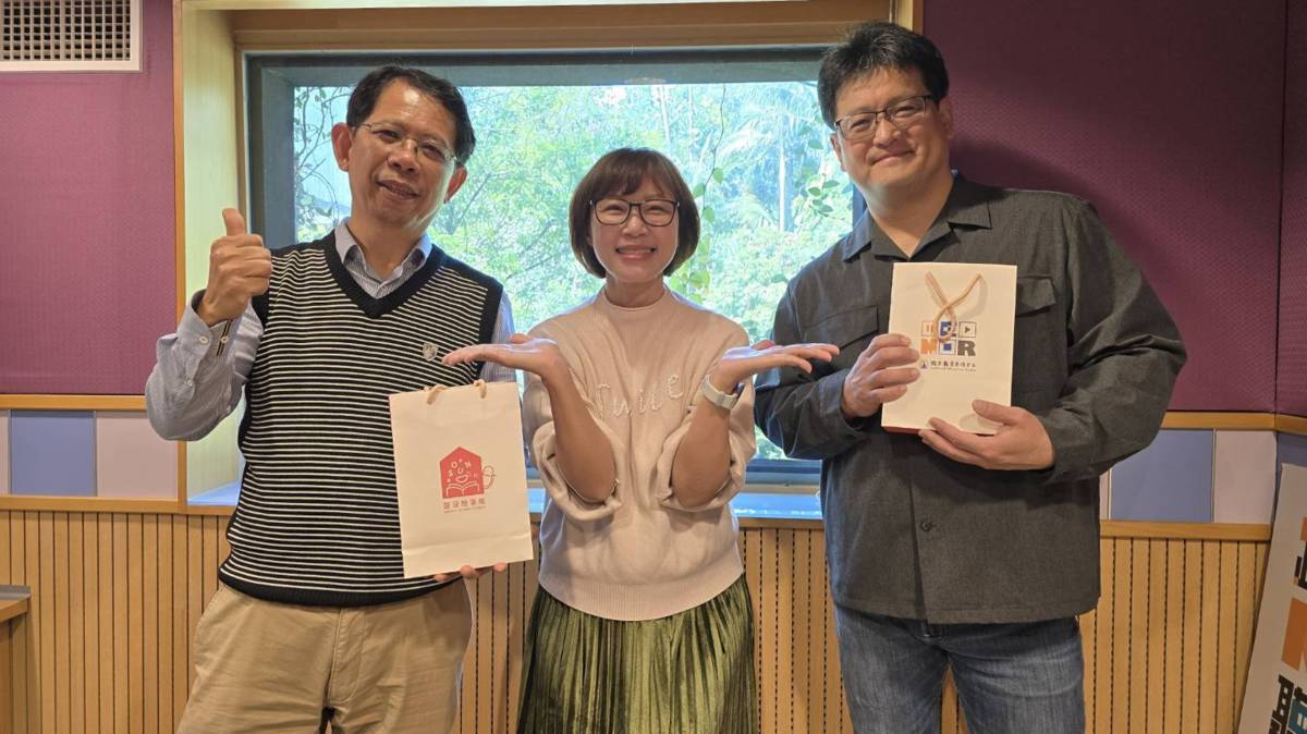 小風與吳俊銘科長(圖右)、節目組許健挺主任合影