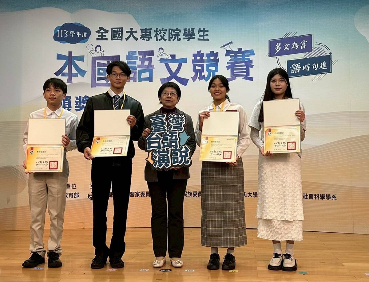 文化部朱砡瑩副司長與臺灣台語演說得獎者合影