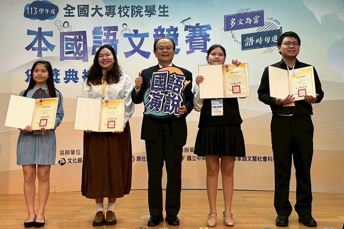 教育部梁學政司長與國語演說得獎者合影