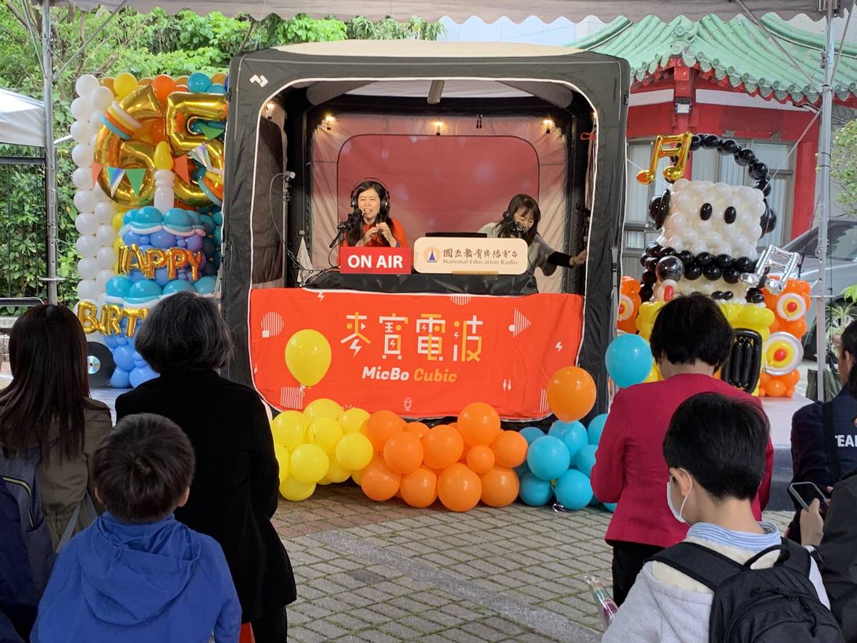 節目主持人小茱姐姐等主持人進入麥寶電波3.0中進行線上直播，並與現場參與的粉絲互動交流