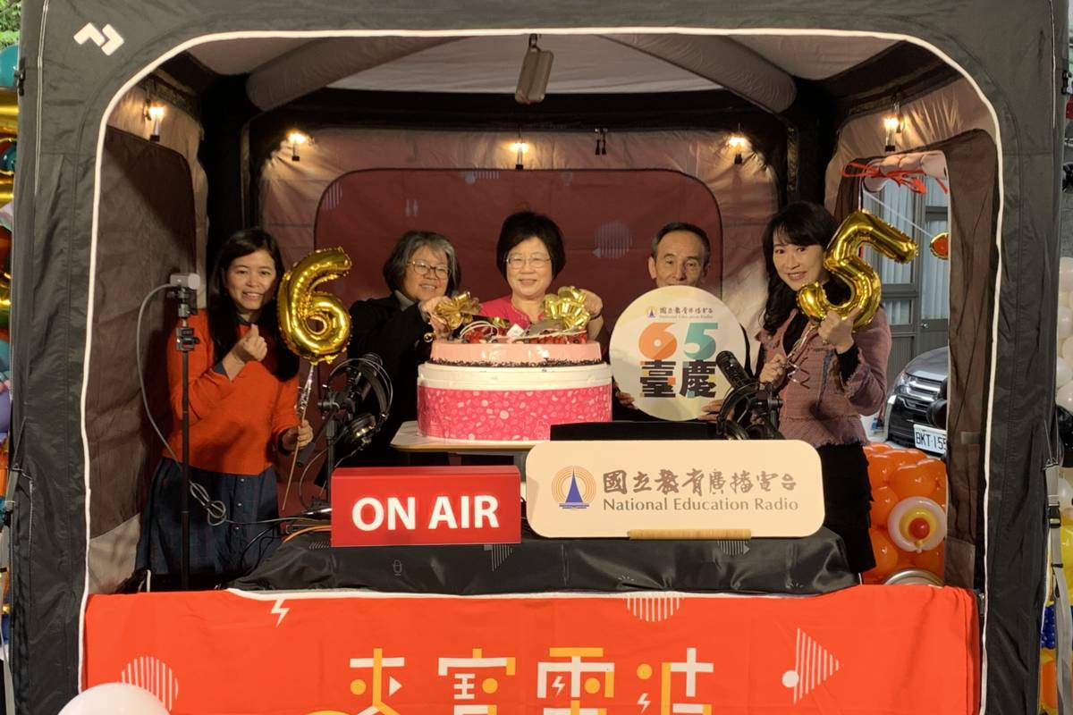 教育電臺黃月麗臺長(中)、教育部陳秋慧科長(左2)與節目主持人、地方里長一同慶祝教育電臺65周年