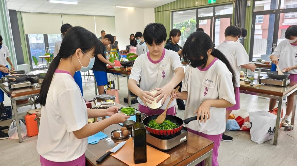 南隆國中學生手作野蓮烘蛋料理 (教育部提供)