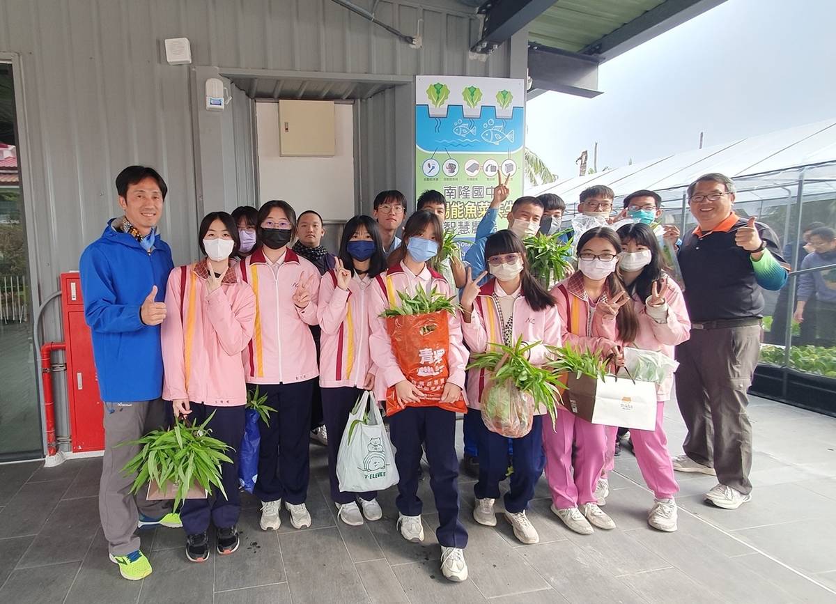 南隆國中師生收成魚菜共生蔬菜 (教育部提供)