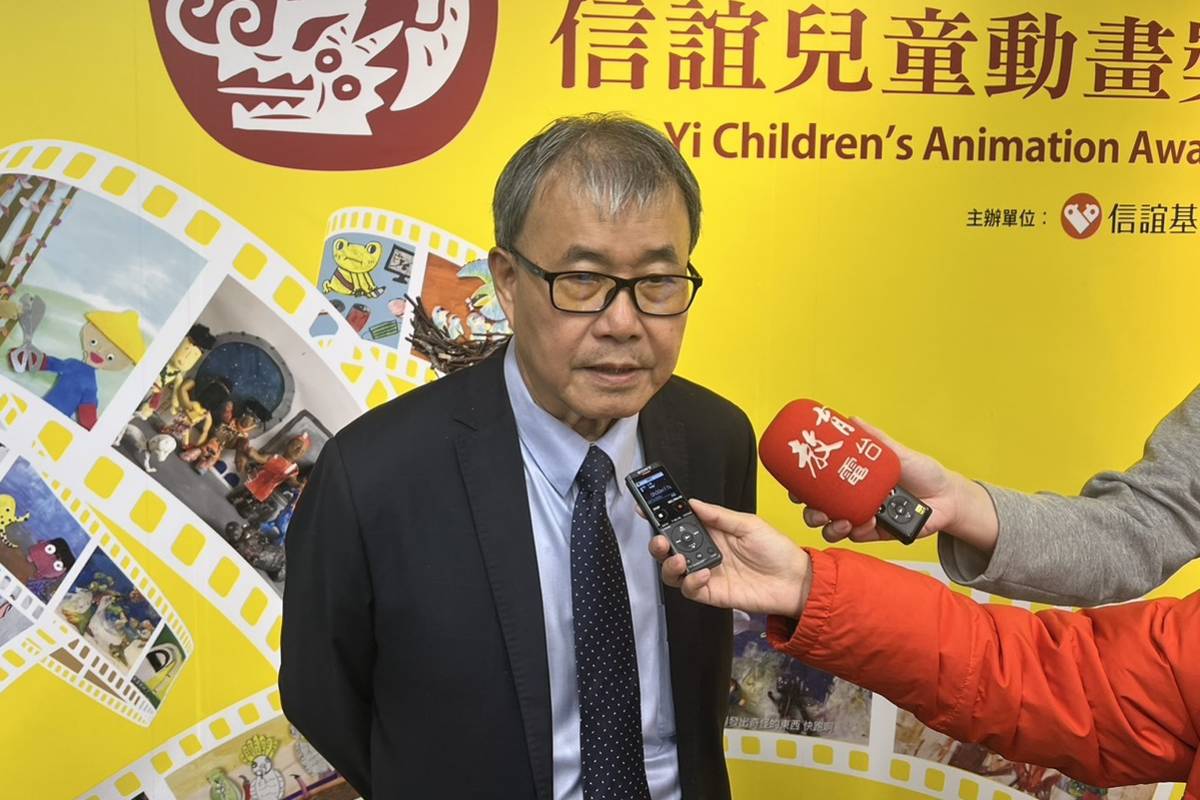 教育部長鄭英耀出席信誼活動前受訪