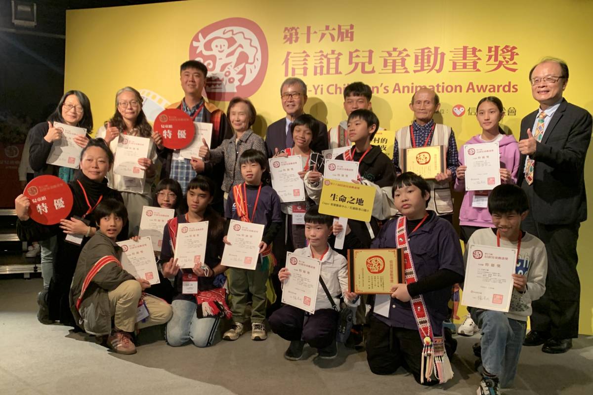 教育部長鄭英耀(中後)、信誼基金會張杏如董事長(中後左)及來賓與兩組特優團隊合影