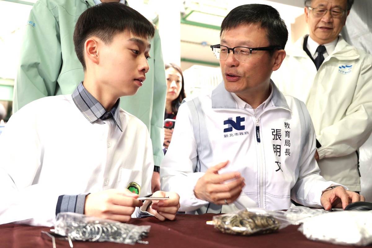 張明文局長與大觀國中學生一起體驗新北高工分3D列印鑰匙圈 (新北教育局提供)