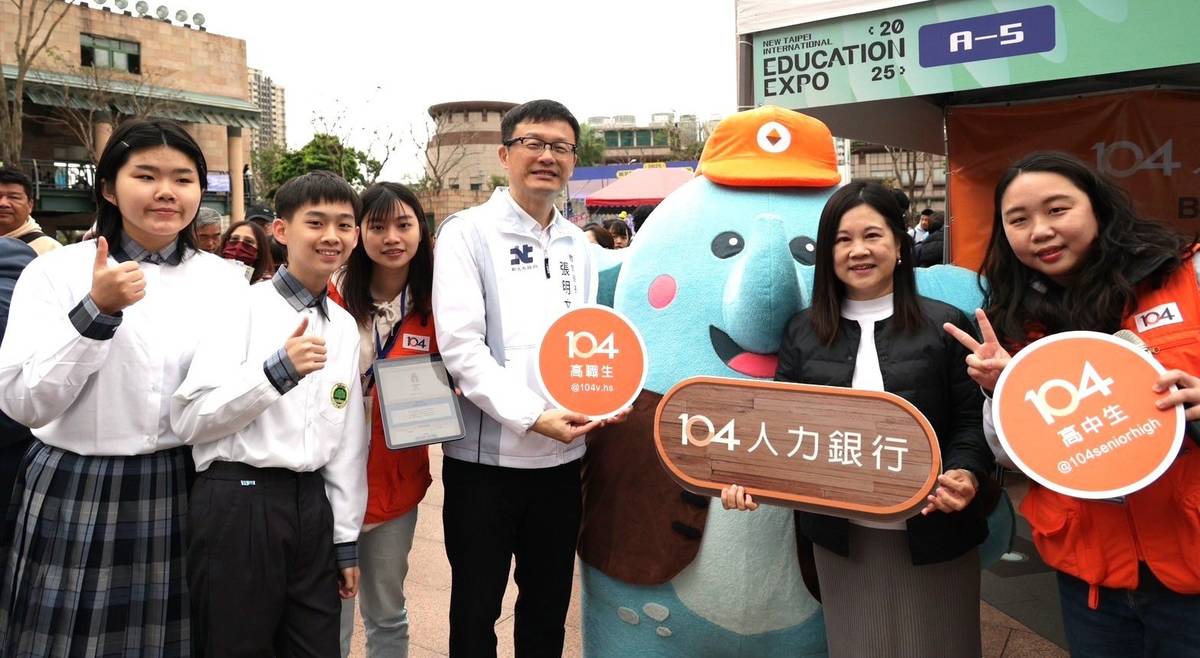 教育局張明文局長與大觀國中學生 體驗104人力銀行 職涯興趣測驗 (新北教育局提供)