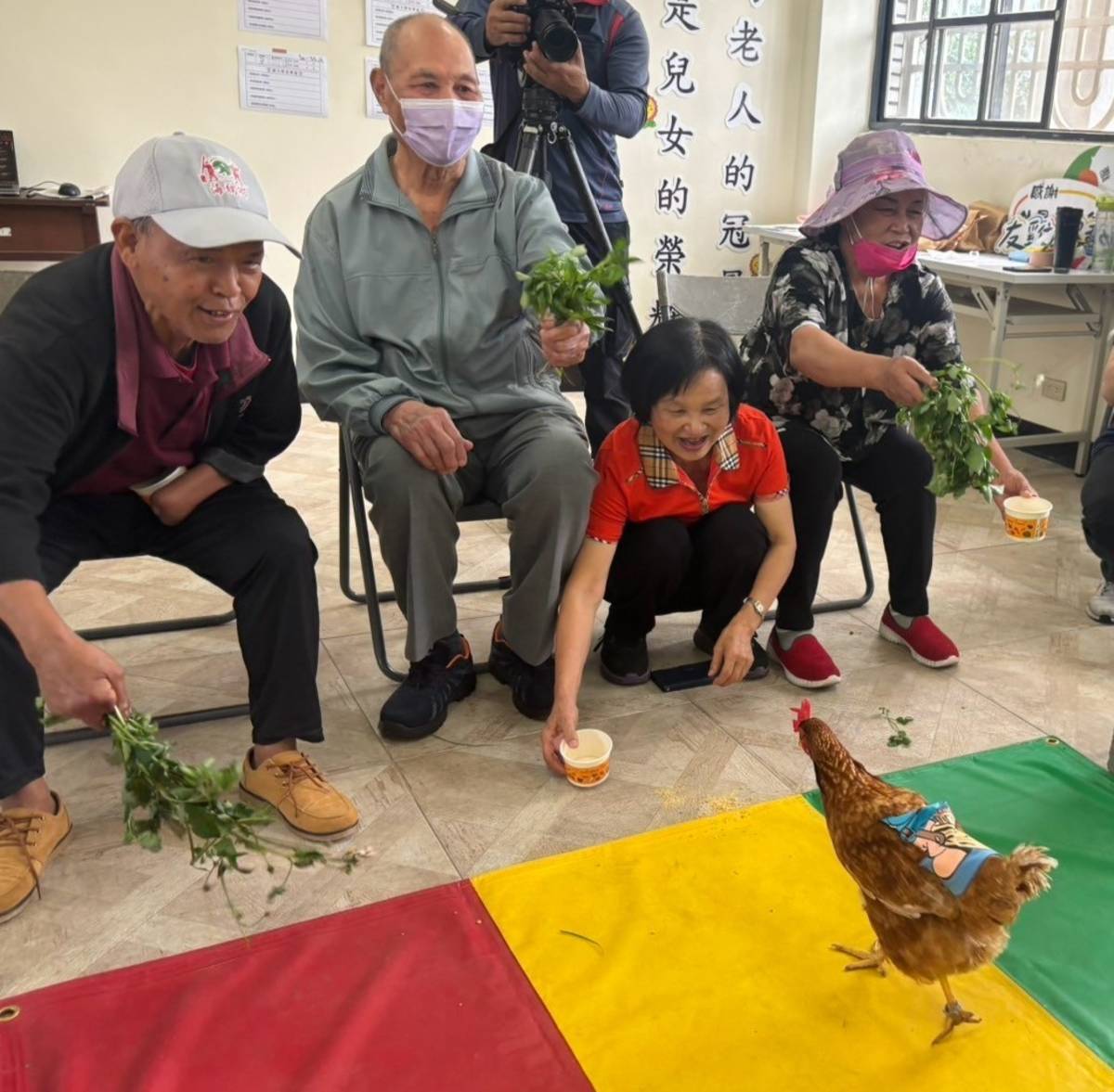 阿公阿嬤邁力的呼喊自己的雞寶貝到終點線