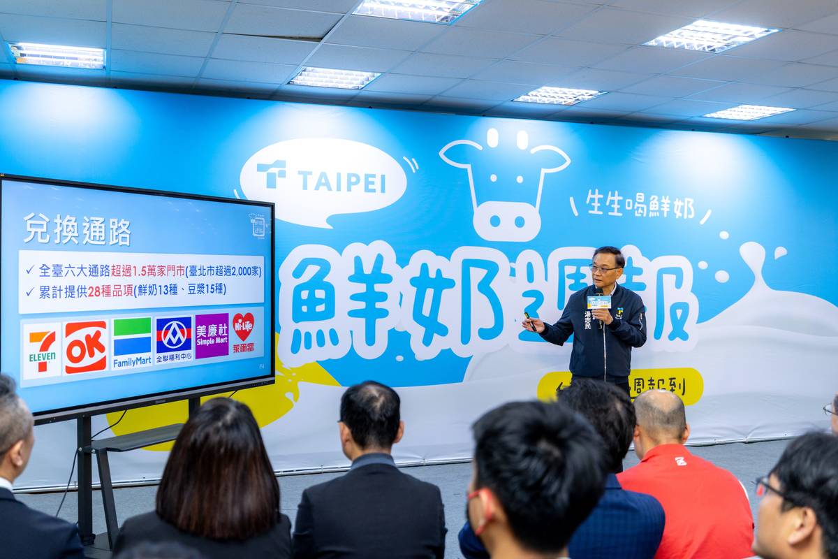 教育局湯志民局長說明鮮奶的兌換方式