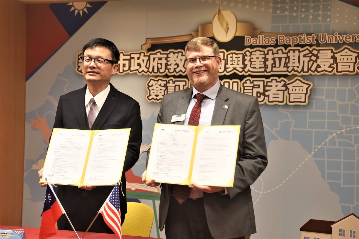 張明文局長(左)與達拉斯浸會大學副校長Randy(右)簽署合作備忘錄