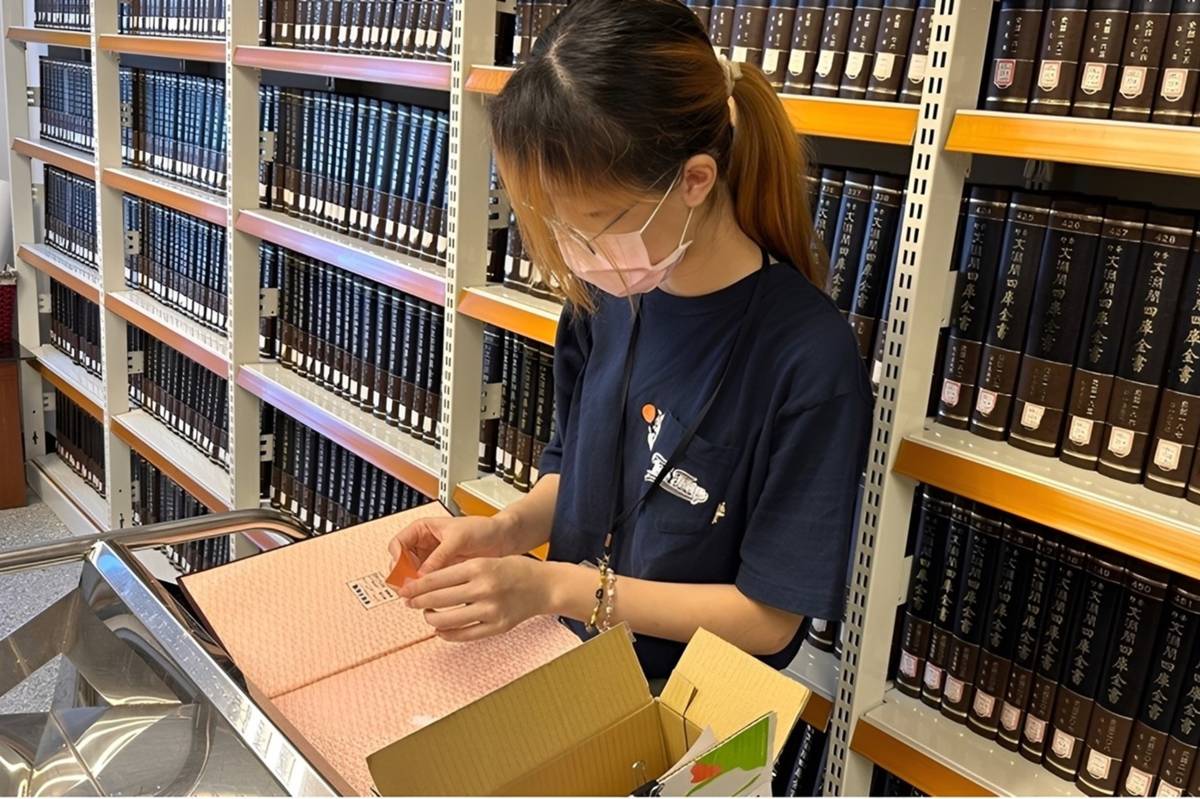 陳以佳協助圖書室轉贈書目處理並進行光碟清查 