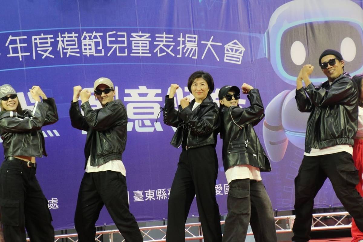臺東縣長饒慶鈴(中)與海盜舞蹈工作室合作，於模範兒童表揚大會中登臺大跳Kpop舞蹈，展現創意與自信。