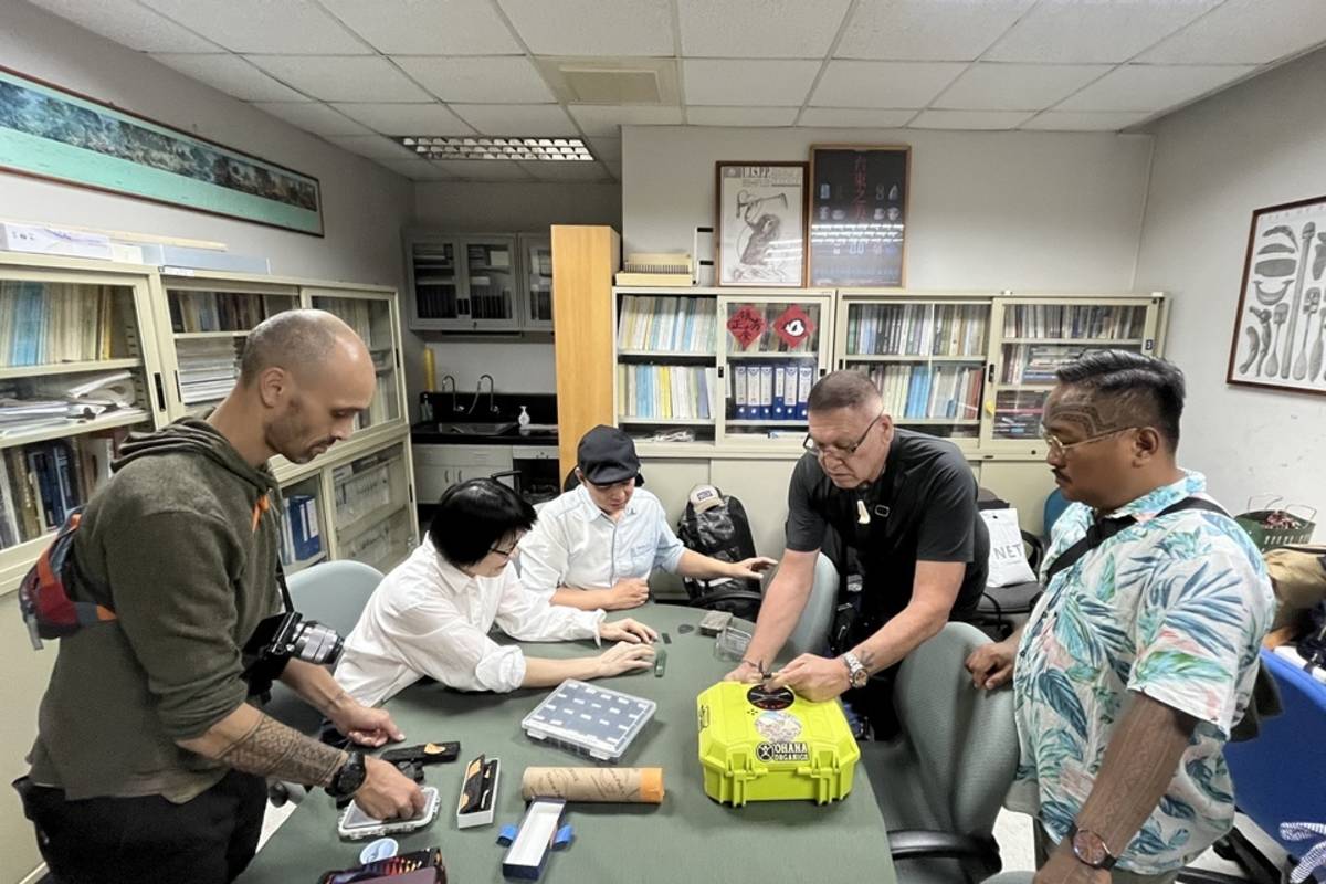 為探索史前人類紋身行為與工具製作，理解史前人類與南島文化的關聯性，史前館與科博館、排灣族刺紋藝師 Cudjuy Patjidres(宋海華)(右1)、夏威夷刺文藝師 Keone Nunes(右2) 與工具製作師 David Gucela (左1)等合作，辦理實驗工作坊。