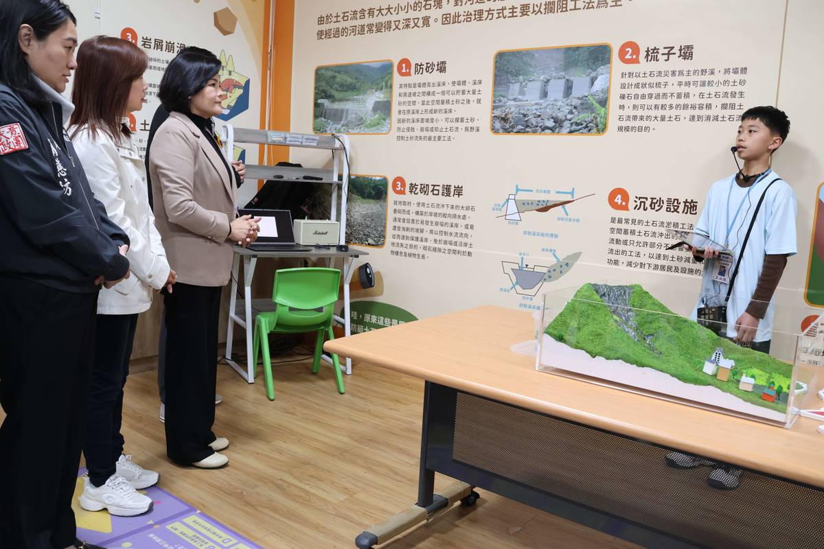 學生擔任導覽員，向官員介紹防災設施（圖源：雲林縣政府）