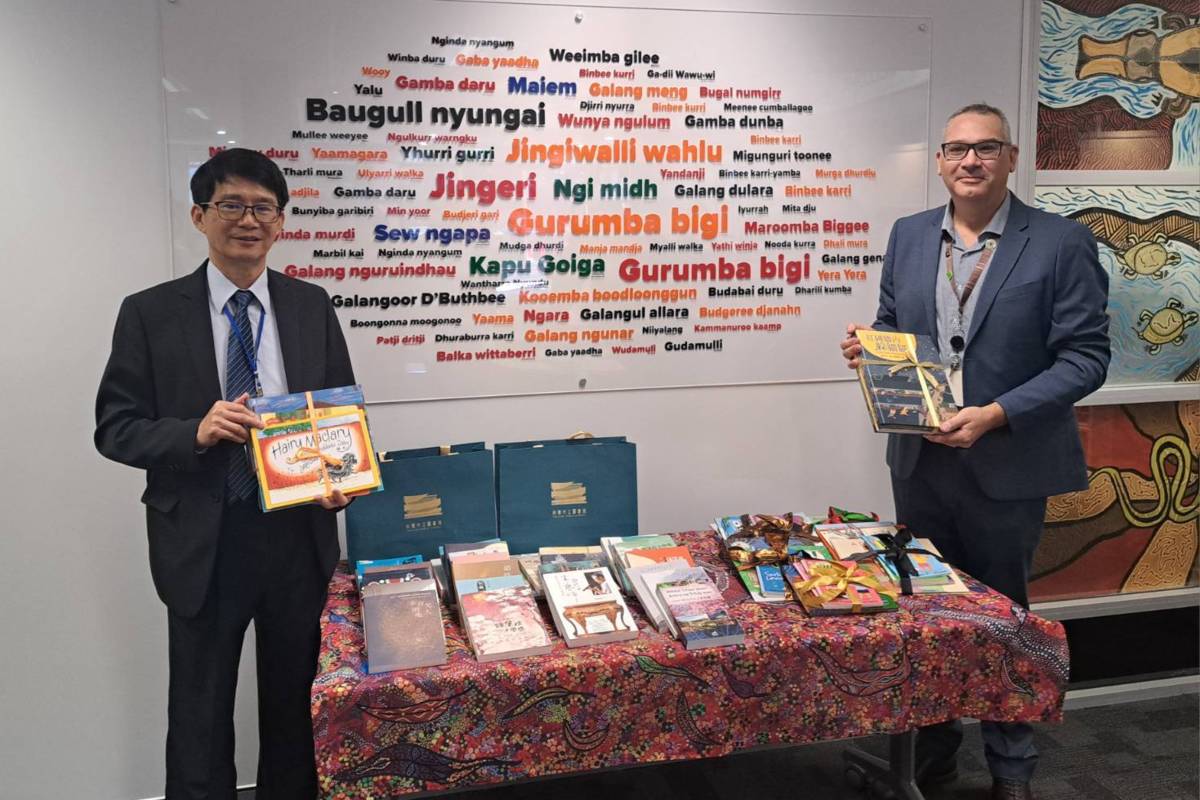 桃園市政府代表團前往澳洲洛根姊妹市，歡慶雙方締盟30週年，雙方致贈具有文化特色的書籍