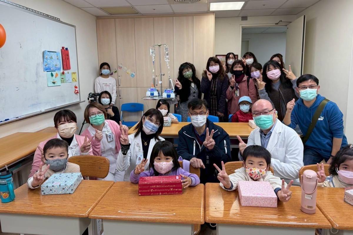 局長與病童、醫療團隊及床邊教學教師大合照