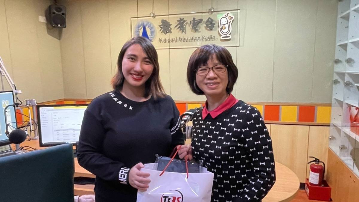 與李明娟主任合影