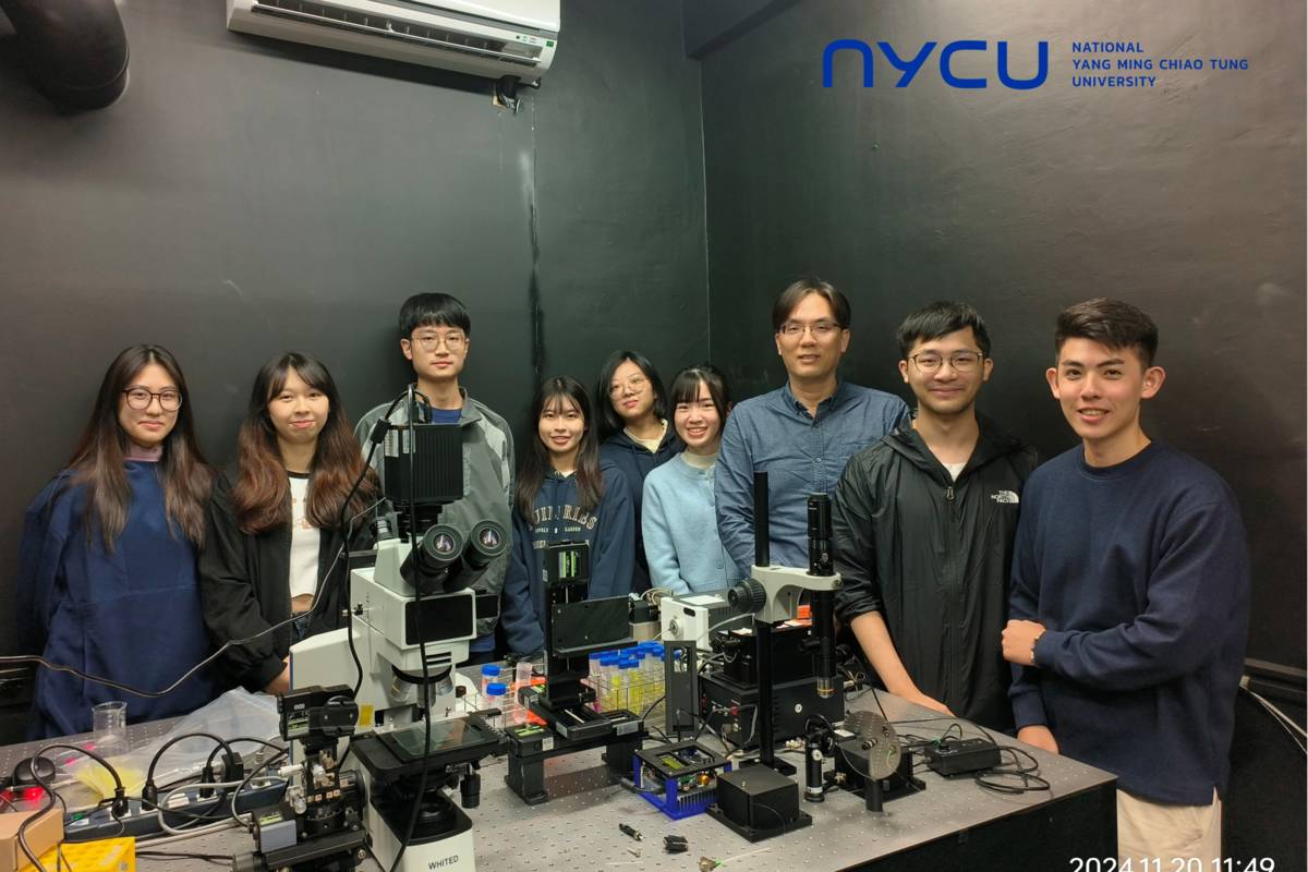 國立陽明交通大學生物醫學工程學系劉承揚教授(圖中右三者)團隊與研究成果合照。(國家實驗研究院提供)