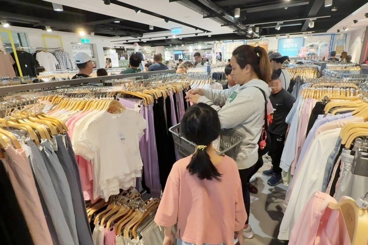 臺南市親自行善會攜手善心企業送愛到臺東，邀請60位偏鄉弱勢學童到服飾賣場，每人給予2000元購物金，任意選購自己喜歡的衣帽鞋襪，提前歡慶兒童節。