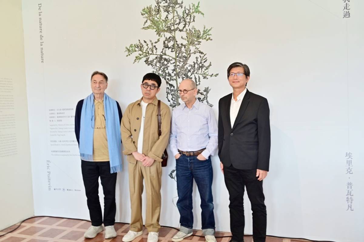 （左起）攝影史學者暨法國國家社會科學院教授米歇爾費佐、策展人蘇盈龍、法國攝影師Eric Poitevin、台東縣政府文化處長李吉崇。