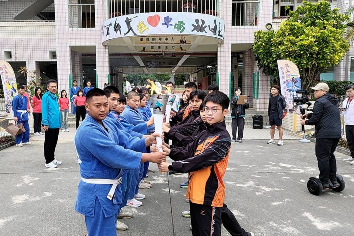 114年全中運大會聖火在卑南國中交接後，將一路北上花蓮繼續傳遞。