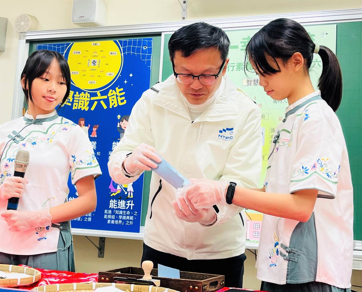 局長與學生互動體驗做幸福香草茶包