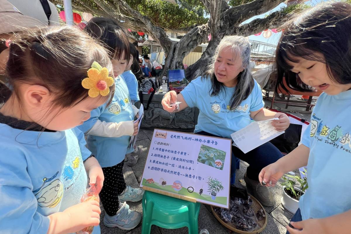 中正幼兒園親師生春遊芝山岩，體驗闖關活動