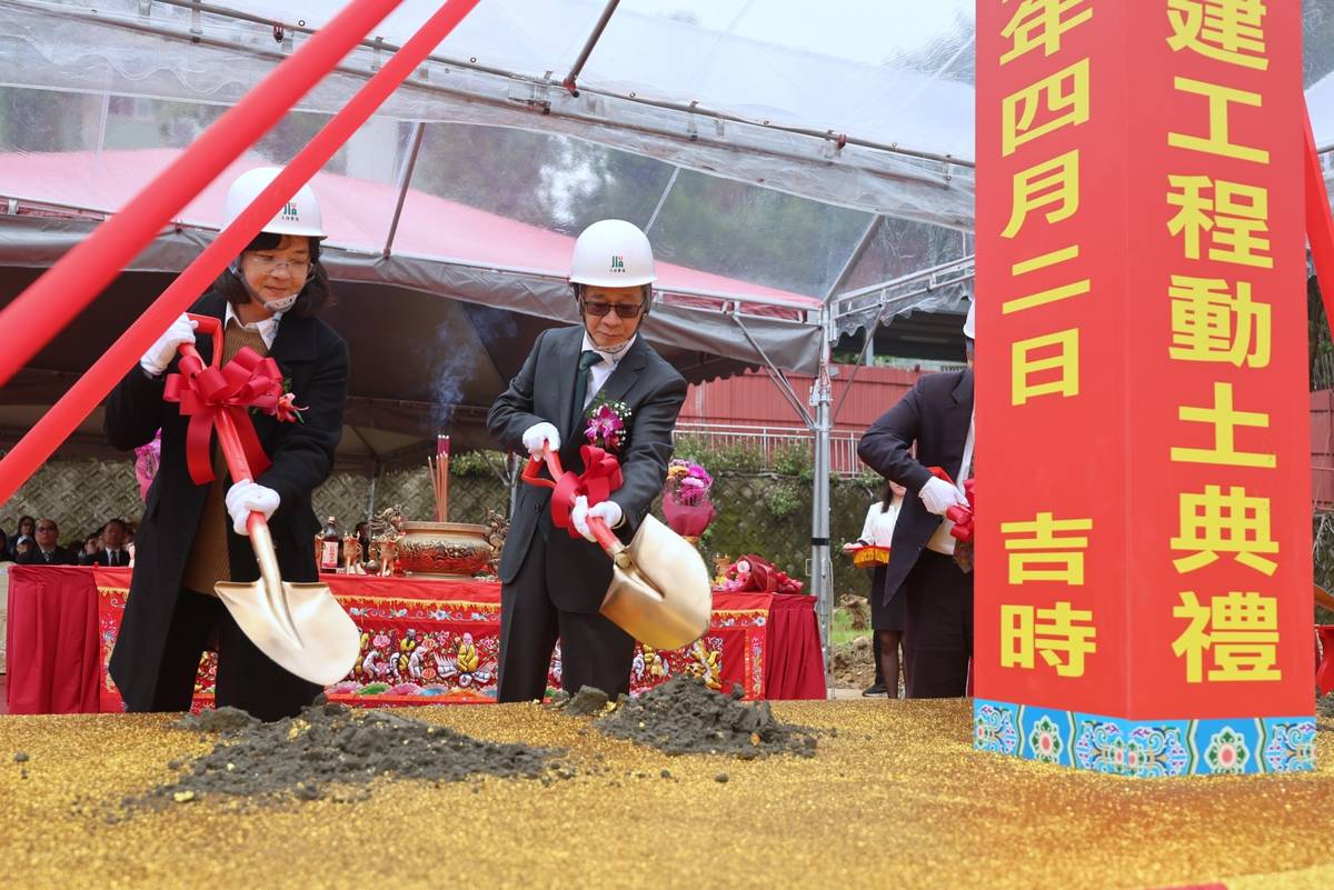 文化部長李遠（中）、文化部次長徐宜君（左）等一同執鏟為「國立歷史博物館典藏文物庫房新建工程」開工動土。(文化部提供)
