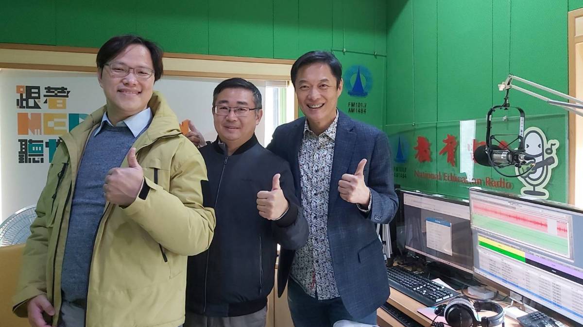 訪林俊宏教授(中)