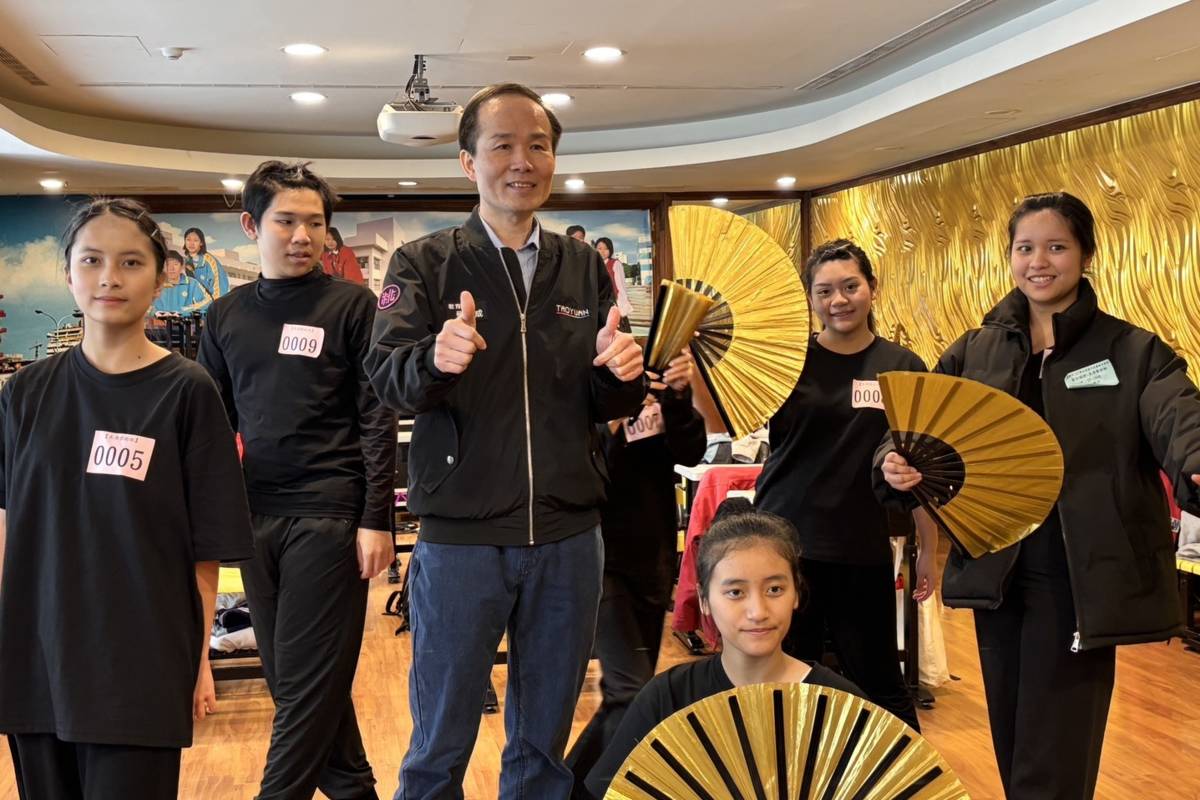 桃園市113學年度國民中學技藝教育競賽「表演藝術組」比賽，桃園市教育局局長劉仲成(中)前往為學生加油打氣。(桃園市教育局提供)