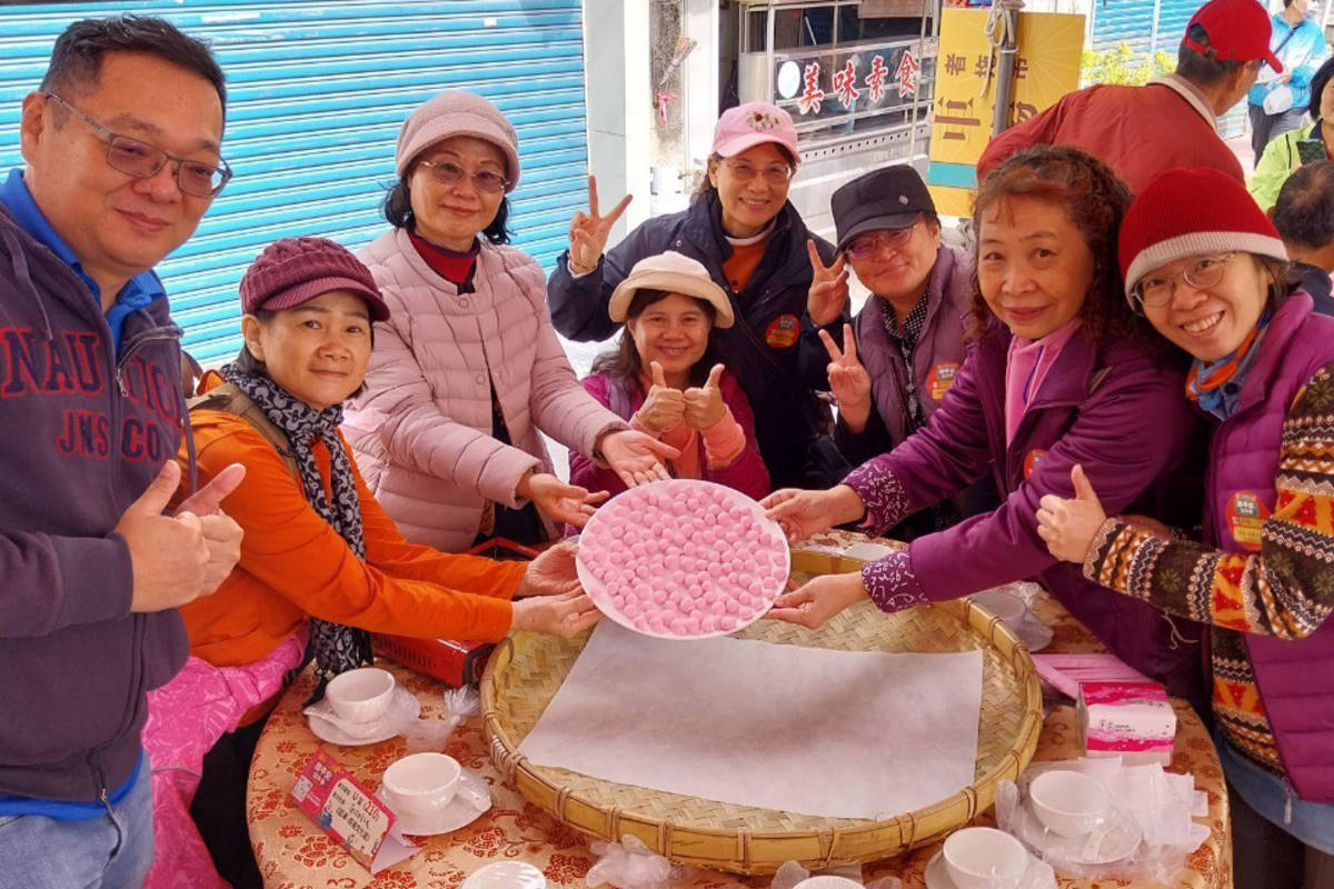 永靖謝平安家年華，千人搓湯圓平安宴，拉近遊客與地方距離，增進居民的地方光榮感。